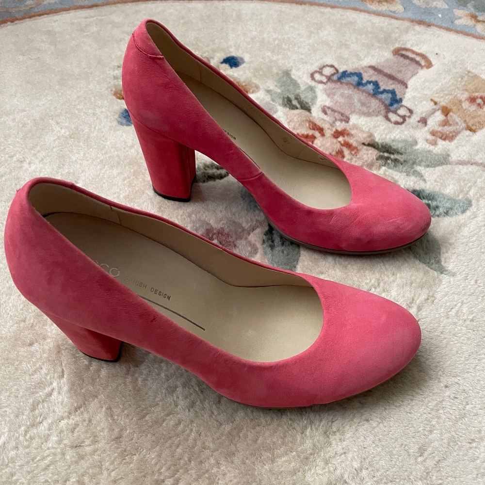 “Barbie pink” pink suede pumps size 40 or 9 1/2